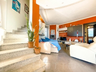 zoom immagine (Villa 200 mq, soggiorno, 4 camere, zona Paruzzaro)