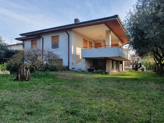 zoom immagine (Villa 388 mq, soggiorno, 5 camere, zona Bardolino - Centro)