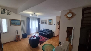 zoom immagine (Appartamento 110 mq, soggiorno, 3 camere, zona Cogollo del Cengio)