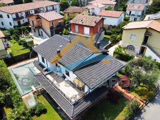 zoom immagine (Villa 250 mq, soggiorno, 3 camere, zona Peschiera del Garda)