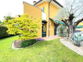 zoom immagine (Casa a schiera 190 mq, soggiorno, 3 camere, zona Castelminio)