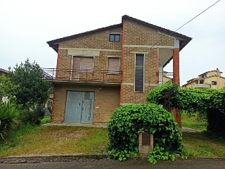 zoom immagine (Casa singola 519 mq, soggiorno, 3 camere, zona Sanfatucchio)