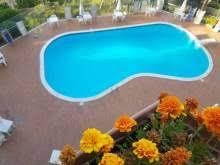 zoom immagine (In prestigioso parco con piscina rifinitissimo appartamento)