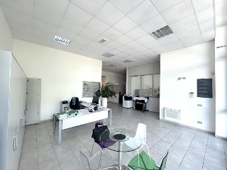zoom immagine (Ufficio 200 mq, più di 3 camere, zona Centro Urbano)