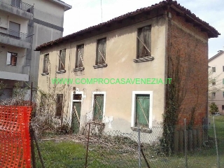 zoom immagine (Casa singola 135 mq, soggiorno, 2 camere, zona Miranese)
