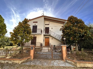 zoom immagine (Casa singola 170 mq, soggiorno, 4 camere, zona Sanfatucchio)